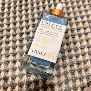 TRULY Berry Cheeky clearing butt serum